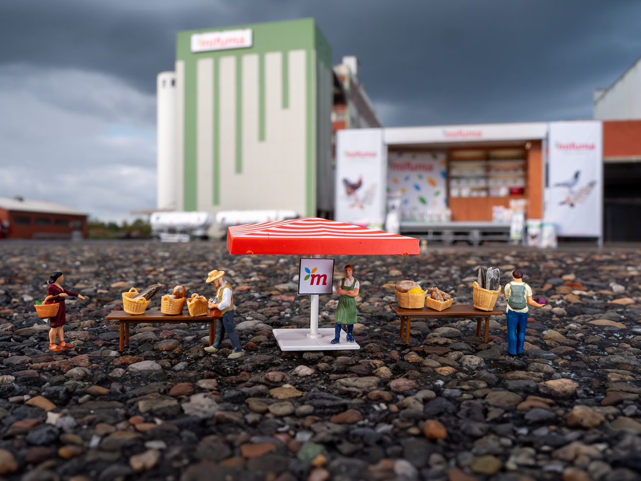 Little Mifuma Sales Stand